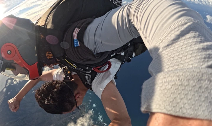 Skydiving above Oʻahu, Hawaiʻi